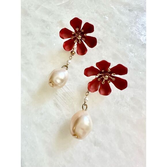 Red flower pearl dangle earrings - Picture 2 of 2